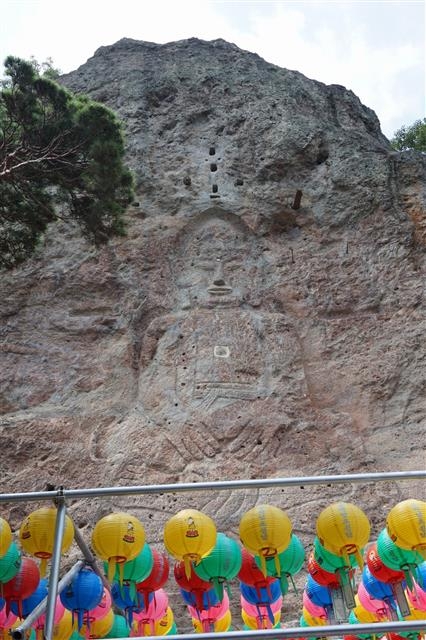 선운사의 산내암자인 도솔암의 고려시대 마애불. 주변을 발굴조사한 결과 백제시대로 올라갈 수 있는 2종의 평기와가 확인됐다.