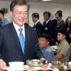 [서울포토] 국군의 날 점심은 장병들과…‘식판 든 문재인 대통령’
