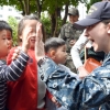 美핵잠수함 승조원 만난 부산 어린이
