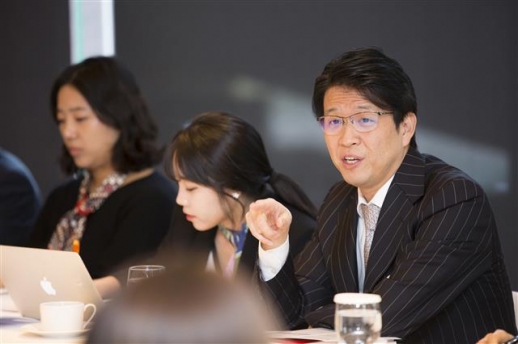 히로 미즈노(오른쪽) 일본 공적연금(GPIF) 최고투자책임자(CIO)가 24일 서울 중구 웨스틴조선 호텔에서 열린 세계여성이사협회(WCD) 한국지부 창립 1주년 포럼 관련 기자간담회에서 설명하고 있다. 세계여성이사협회 한국지부(WCDKorea) 제공