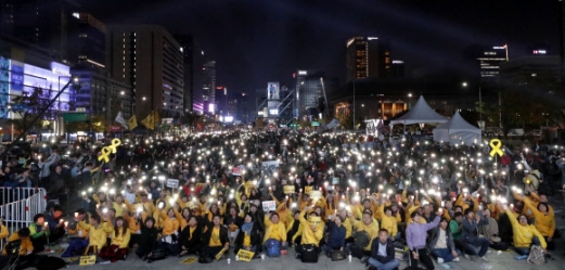 촛불집회 1주년, 광화문에 다시 촛불…시민들 “촛불 계속·적폐 청산”(종합)