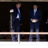 트럼프, 일본서 잉어밥 상자째로 뿌렸다가 온라인서 비난 쇄도···사실은