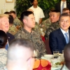 [서울포토] 캠프 험프리스 병사들과 만난 트럼프 美대통령과 문재인 대통령