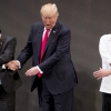 트럼프, APEC 기념 촬영서 ‘손잡기 실수’···외신 “촬영 엉망됐다”
