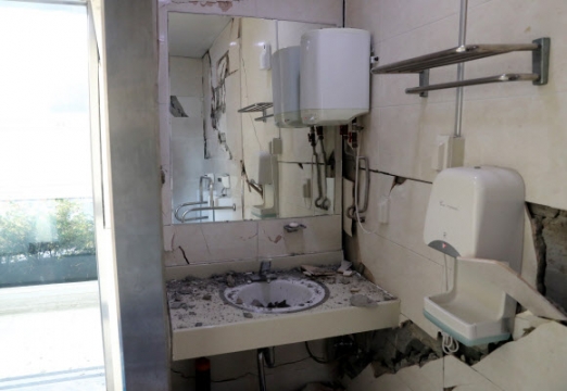 지진으로 부서진 화장실