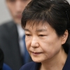 박근혜, 42일만의 재판 또 불출석…국선변호인 “접견도 못했다”