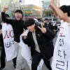 [수능] “선배님 대박나십쇼!” 시험장 후끈 달군 후배들 응원전