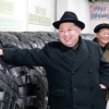 ‘중절모’ 쓴 김정은, 미사일 발사 차량 타이어 공장 시찰