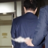 [서울포토] 포승줄에 묶인채 검찰 소환되는 우병우의 뒷모습