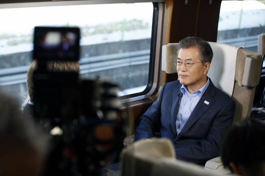 문 대통령 “평창올림픽 전에 한·미 군사훈련 연기·축소 검토 가능”