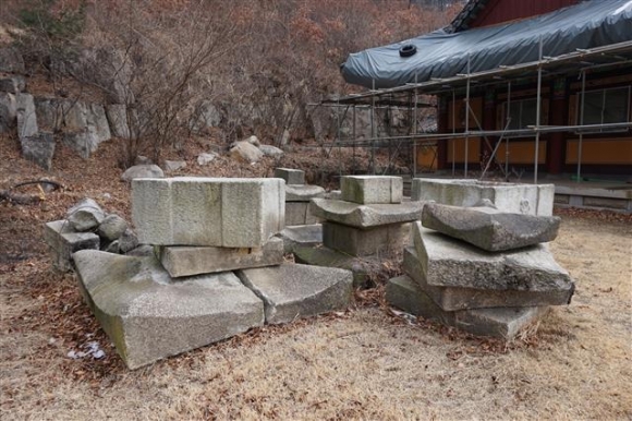 총지암 마당의 석탑 부재.