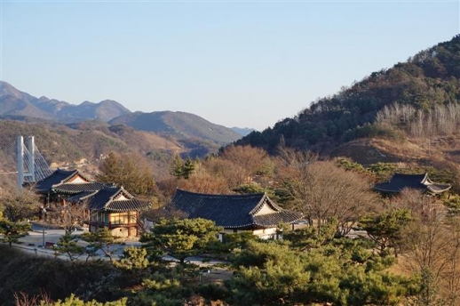 망월산성에서 바라본 청풍문화재단지. 왼쪽부터 한벽루, 응청각, 금병헌. 오른쪽은 청풍부의 아문이었던 금남루.