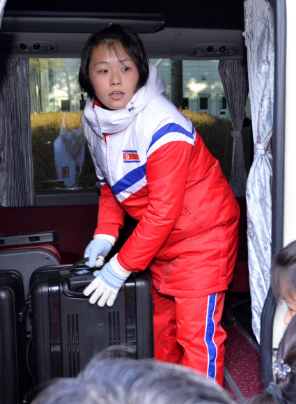 남북출입국 들어서는 북 선발대와 아이스하키 선수 차량