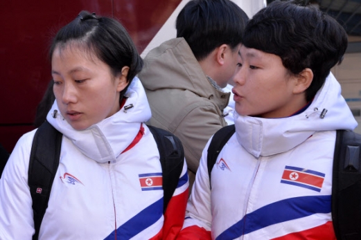 남북출입국 들어서는 북 선발대와 아이스하키 선수 차량