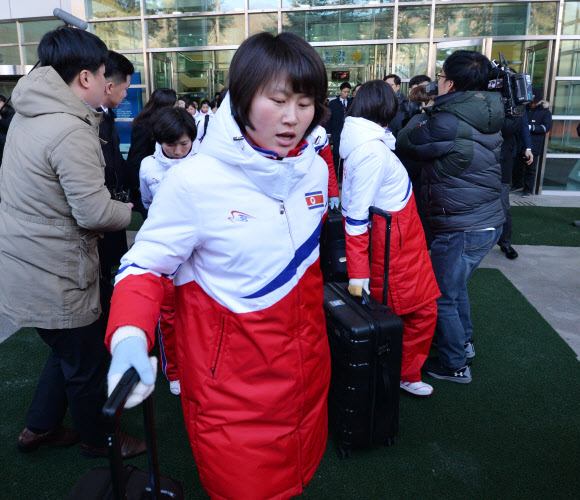 남북출입국 들어서는 북 선발대와 아이스하키 선수 차량