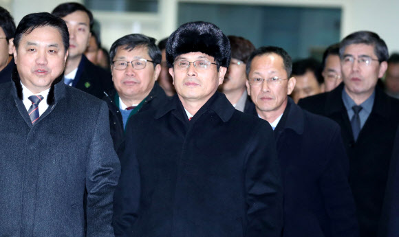 남북출입국 들어서는 북 선발대와 아이스하키 선수 차량