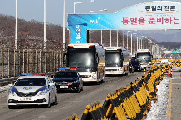 임진강 건너는 북측 선발대와 선수단