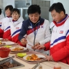 북한 아이스하키 선수들 진천선수촌 입성 “식당서 밝은 표정”