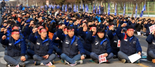 GM본사 ‘먹거리 ’ 안 주고 ‘현금인출기 ’로 이용… 노조 “총파업”