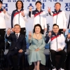 [서울포토] 문재인 대통령, 패럴림픽 선수단과 함께 그리는 승리는 ‘V’