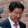 국회 법사위원장이 ‘피의자 MB’ 배웅? 권성동 부적절 처신 논란