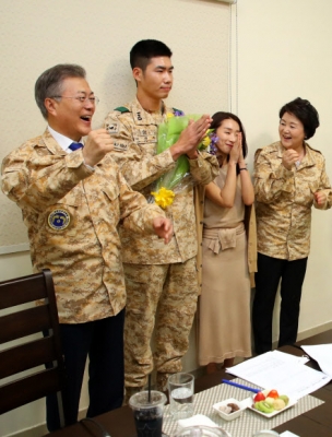 문대통령, 결혼 앞둔 아크부대원과 예비신부 축하 아랍에미리트(UAE)를 공식 방문 중인 문재인 대통령이 27일 오전(현지시간) 아부다비에 주둔하고 있는 아크 부대를 방문, 결혼을 앞둔 이재우 대위와 예비신부 이다보미 씨와 함께 활짝 웃고 있다. 2018.3.27연합뉴스