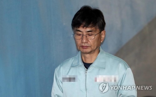 ‘형·동생 사이’라던 朴정부 참모들, 법정선 날선 공방