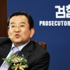 검찰, 김학의 자택·윤중천 압수수색…뇌물·성범죄 의혹 강제수사 착수