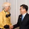 라가르드 IMF 총재 “한국, 외환시장 개입 자료 공개 환영”