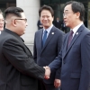 [서울포토] 악수하는 조명균 통일부 장관과 김정은 북한 국무위원장