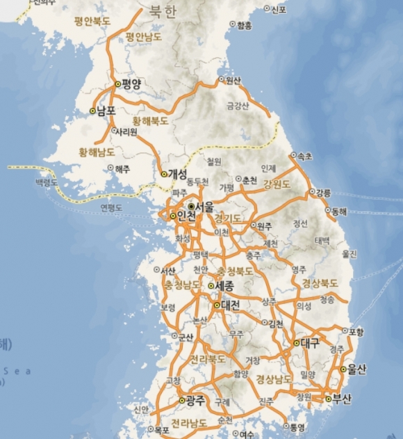 남북 고속도로 현황 비교 굵은 주황색선으로 표시된 남북한 고속도로 현황. 거미줄처럼 얽힌 남한에 비해 현격히 부족한 북한의 고속도로 사정을 한눈에 비교할 수 있다. 2018.4.28  네이버 지도 캡처