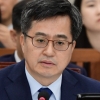 [서울포토] 의원들의 질의에 답하는 김동연 부총리