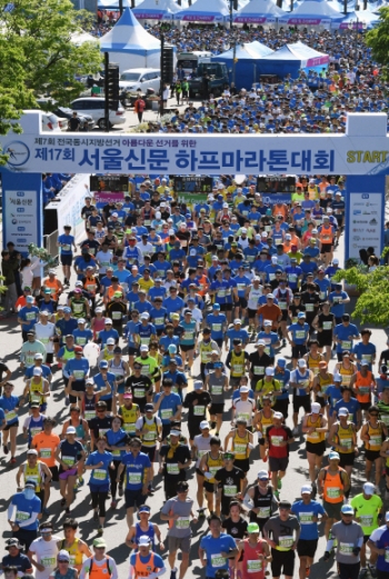 [제17회 서울신문 하프마라톤] 거짓말처럼 맑게 갠 하늘… ‘달리는 기쁨’ 함께 나눴다