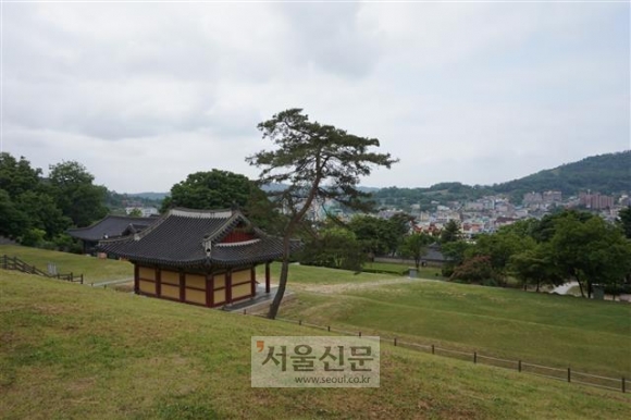 강화읍내의 고려 궁터. 복원한 조선시대 외규장각 건물이 외로워 보인다.