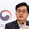 ‘직권남용’ 김동연 전 부총리, ‘비밀누설’ 신재민 모두 무혐의