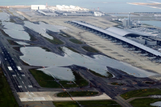 물에 잠긴 일본 간사이공항 활주로 5일 태풍 ‘제비’가 일본 오사카 연안을 강타하면서 간사이 국제공항 활주로가 물에 잠겼다. 공항에 대기하던 3000여명은 스피드보트로 대피했다. 2018.9.5  EPA 연합뉴스