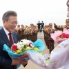 [서울포토] 순안공항에서 환송 꽃다발 받는 문재인 대통령