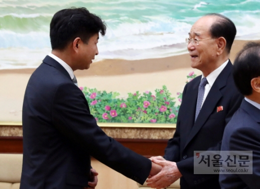 [서울포토] 악수나누는 노건호-김영남