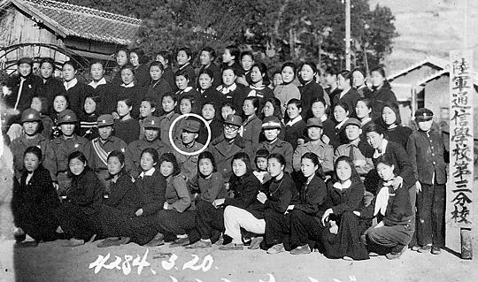 1951년 3월 20일 남하 인천 여학생들이 귀향하기 바로 전날 찍은 사진. 흰색 원 안이 신봉순 교육대장.