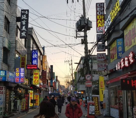 중국 동포들의 삶의 터전이 된 서울 영등포구 대림동에 한국어와 중국어 간판이 뒤섞여 있다.