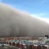 ‘100m 높이’ 중국 모래폭풍, 도로 마비에 시민들 피신 (영상)