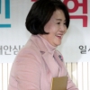 [서울포토] 치매파트너 교육 수료증 받고 기뻐하는 김정숙 여사
