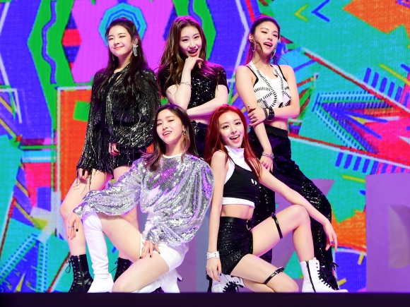 JYP 신인 걸그룹 있지(ITZY), 수지~트와이스 응원 속 당찬 데뷔