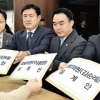 ‘망언 3인’에 거센 비판여론… 버티던 한국당 뒤늦게 ‘셀프 징계’