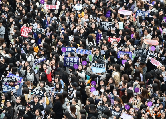 1만 ‘아미’, 서울의 중심에서 방탄소년단을 외치다