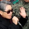 ‘사자명예훼손’ 전두환 재판 출석에…“힘내세요” 외친 지지자들