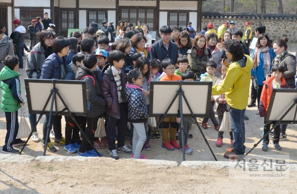 윤순영 이사장이 장릉에서 원앙모이주기와 사진전을 갖고 학생들에게 설명하고 있다.