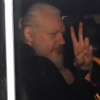 ‘위키리크스 설립자’ 어산지, 7년 만에 英경찰에 체포