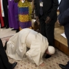 교황 남수단 지도자들 앞 ‘무릎’, 수단 군부-알바시르 축출 시위대 충돌할 수