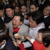 한국당 고성·점거에 한밤 회의실 기습변경…끝까지 ‘동물국회’